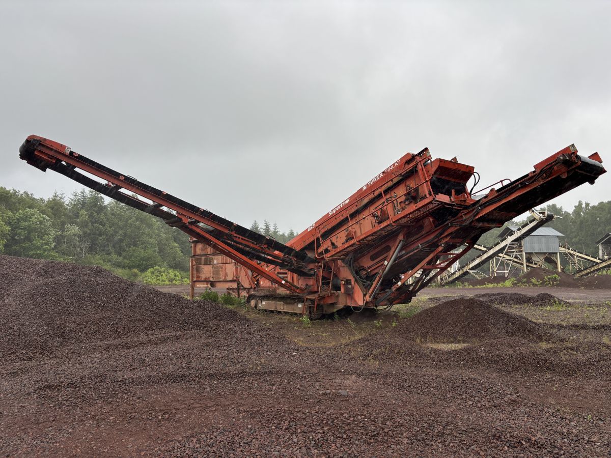 Sauterelle cribleuse sur chenilles